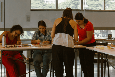 sesc paulista oficina de criação de jóais, professora dando suporte para alunas'