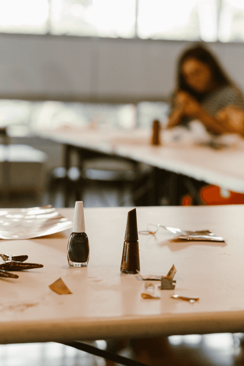 sesc paulista oficina de criação de jóais, esmaltes sobre a mesa, além de outros objetos para a confecção das peças'