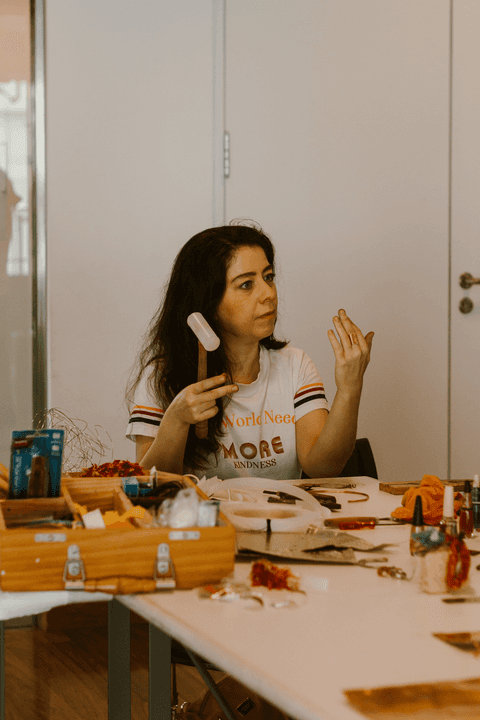 sesc paulista oficina de criação de jóais, aluna mostrando para outra colega seu anel, colocado em seu dedo'