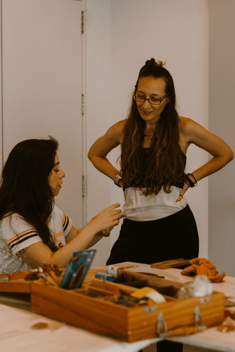 sesc paulista oficina de criação de jóais,aluna continua conversando com a professora sobre seu anel'