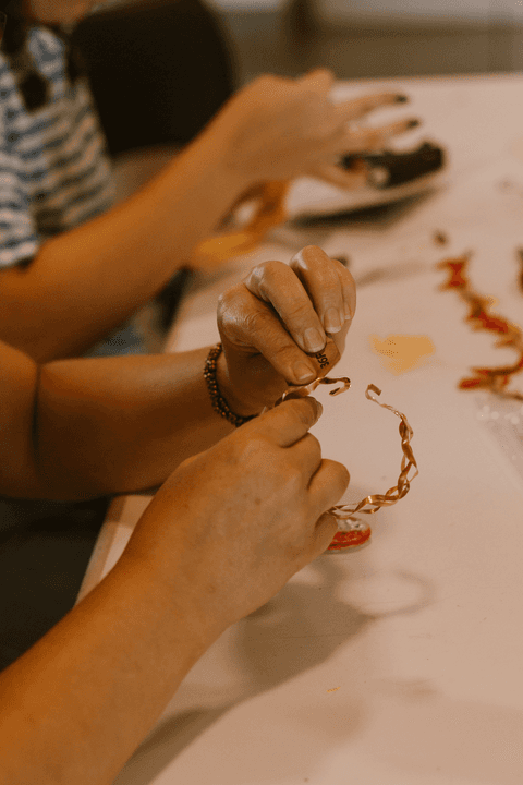 sesc paulista oficina de criação de jóais, detalhes das mãos da aluna'