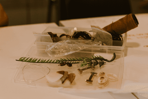 sesc paulista oficina de criação de jóais, outros elementos em outra caixa, disponibilizados pela professora para os alunos utilizarem'