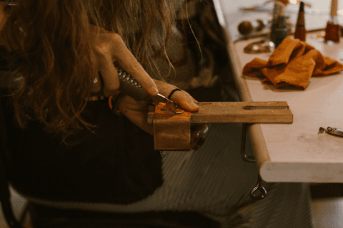 sesc paulista oficina de criação de jóais,professora fazendo raspagem em uma das peças das alunas'