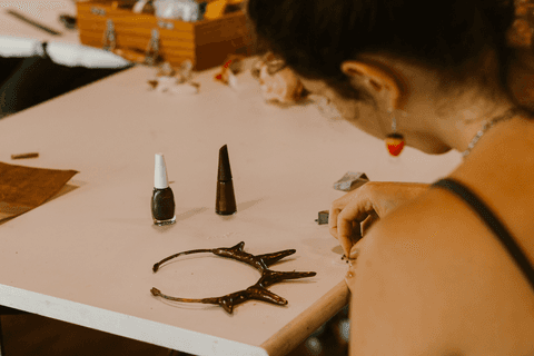 sesc paulista oficina de criação de jóais, uma das alunas confeccionando sua coroa'