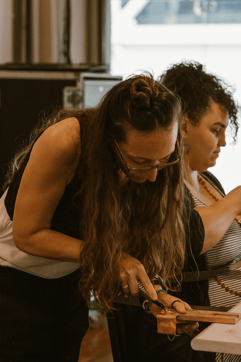 sesc paulista oficina de criação de jóais, professora ajudando aluna com sua peça em novo enquadramento'