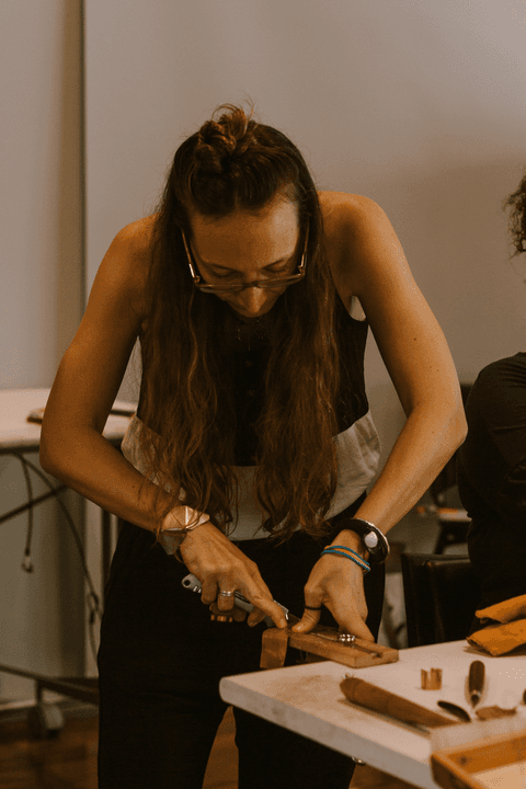 sesc paulista oficina de criação de jóais, professora carla trabalhando em peças de suas alunas'