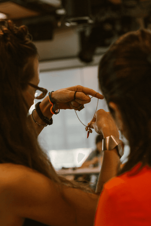 sesc paulista oficina de criação de jóais, colar de uma das alunas entre a professora e a aluna'