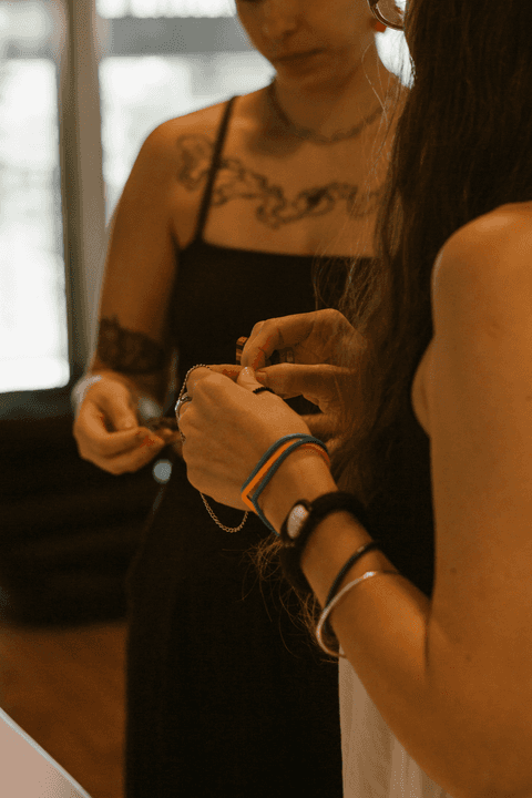 sesc paulista oficina de criação de jóais, professora carla com outra aluna, terminando suas jóias, prontas para colocarem sobre a cartulina final'