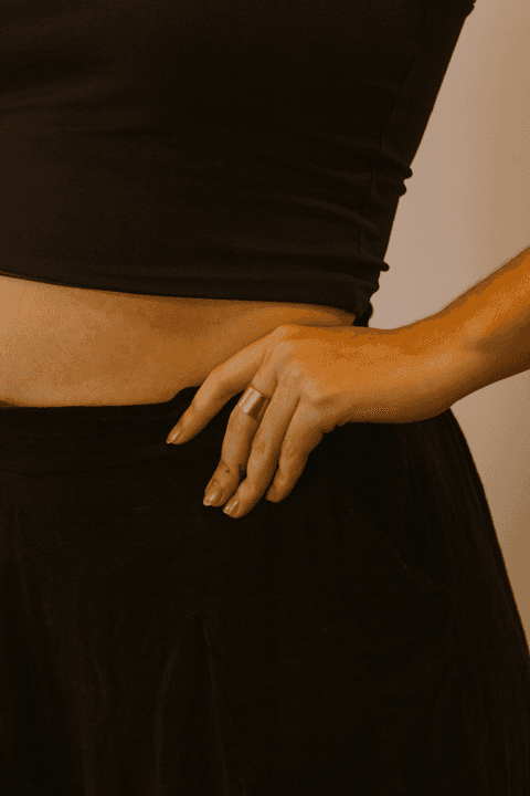 sesc paulista oficina de criação de jóais, anel criado pela aluna em sua mão'