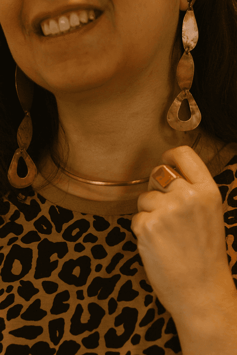 sesc paulista oficina de criação de jóais, aluna usando peças criadas por ela mesma, colar, anel e brincos, sorrindo'