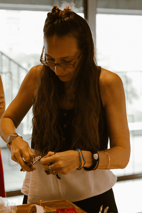 sesc paulista oficina de criação de jóais, professora auxiliando nas criações das meninas'