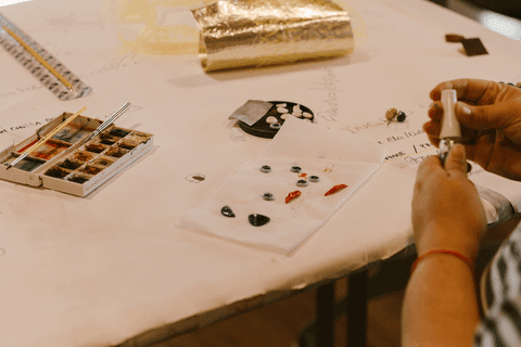 sesc paulista oficina de criação de jóais, mesa com peças e elementos que serão utilizados na confecção das jóias'