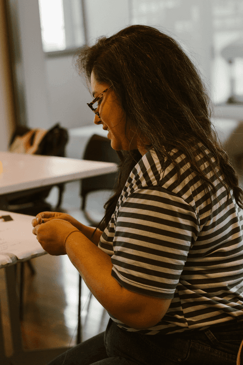 sesc paulista oficina de criação de jóais, aluna conversando enquanto cria sua arte'