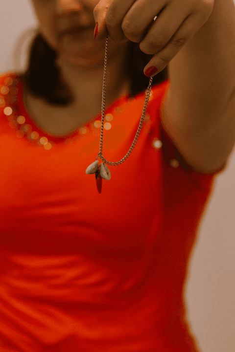 sesc paulista oficina de criação de jóais, colar finalizado de uma das alunas, ela segura ele nas mãos apontando para a câmera'