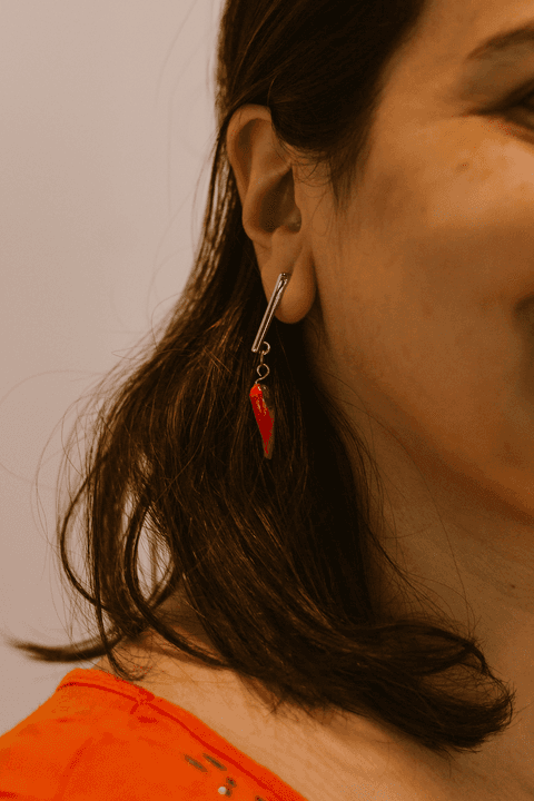 sesc paulista oficina de criação de jóais, brinco da aluna em sua orelha, enquadramento meio rosto, brinco de pimenta'