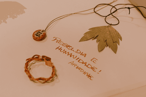 sesc paulista oficina de criação de jóais, novas jóias finalizadas de outra aluna, dentre colares e pulseira'