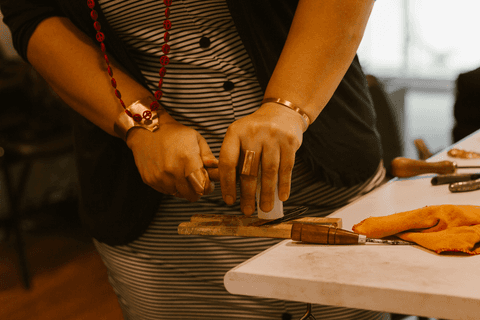 sesc paulista oficina de criação de jóais, aluna fazendo raspagem de suas jóias para finalização dos trabalhos'