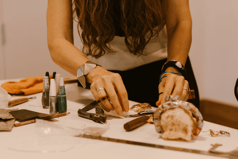 sesc paulista oficina de criação de jóais, professora carla em suporte para suas alunas em outras peças'