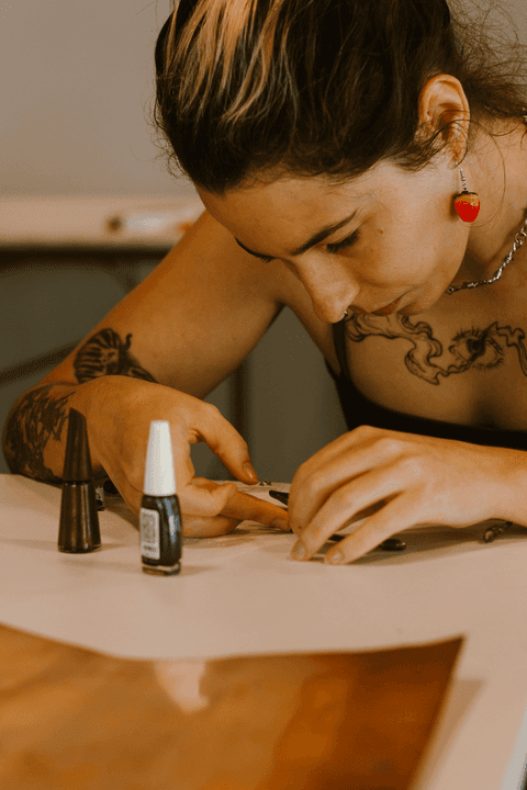 sesc paulista oficina de criação de jóais, aluna atenta trabalhando na criação de sua jóia'