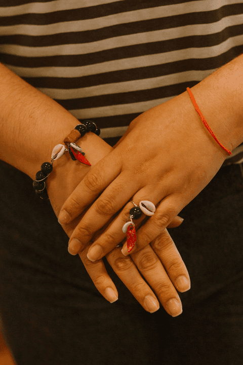 sesc paulista oficina de criação de jóais, mãos de aluna com seus anéis e pulseiras criadas por ela durante a oficina'