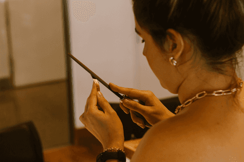 sesc paulista oficina de criação de jóais, aluna lixando peças de suas jóias'