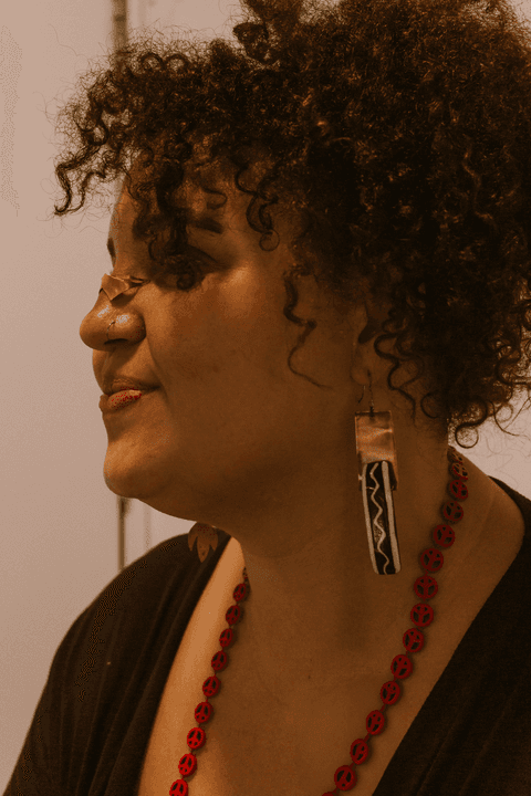 sesc paulista oficina de criação de jóais, aluna mostrando seu brinco e seu acessório de nariz em fotos finais '