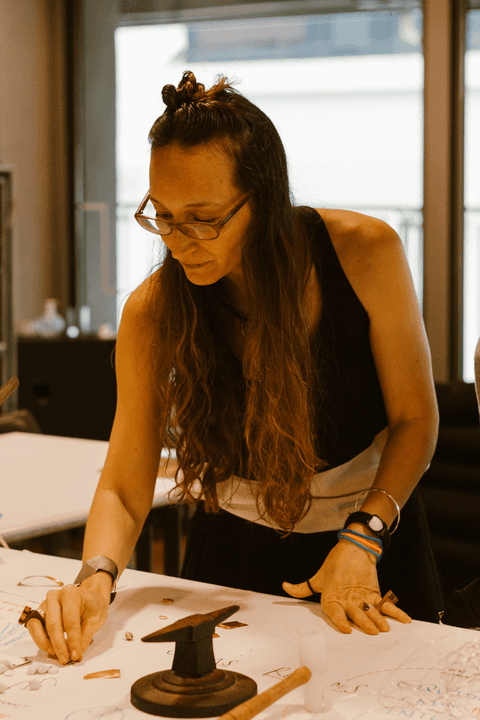 sesc paulista oficina de criação de jóais, professora analisando jóias finais de suas alunas'