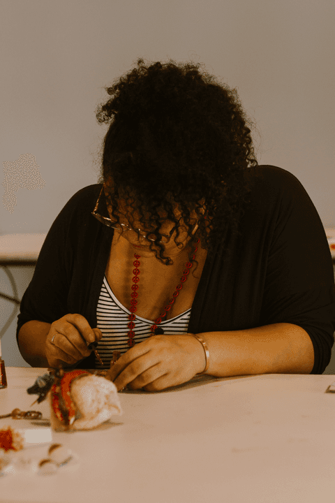 sesc paulista oficina de criação de jóais, outra aluna pintando com esmalte sua criação'