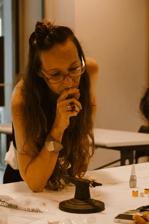 sesc paulista oficina de criação de jóais, professora analisa jóia de aluna que pede orientação na sua finalização'