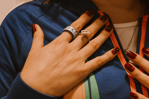 sesc paulista oficina de criação de jóais, aluna usando seus acessórios criados, dentre eles anéis em suas mãos'