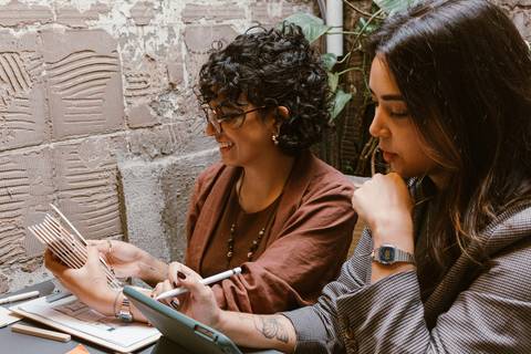 le e ni estudam projetos, ni mais concentrada enquanto le sorri para seu livro'