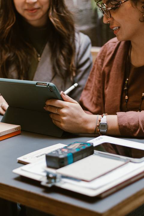 le e ni trabalhando em seus projetos'