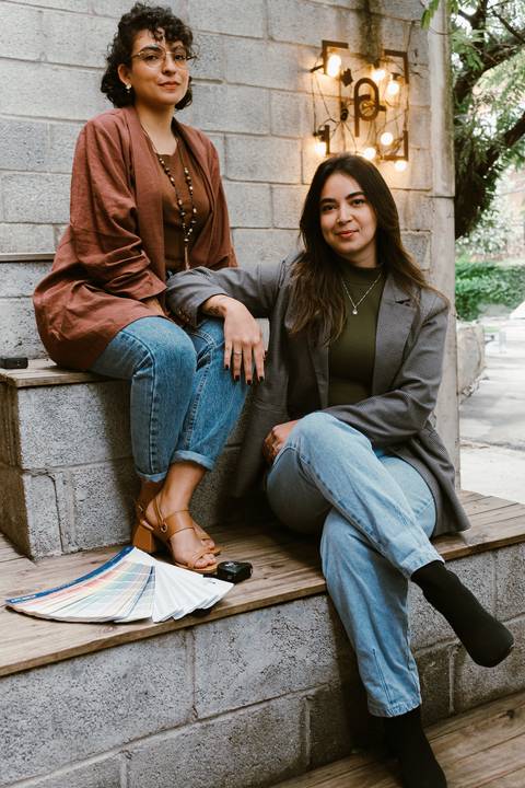 le e ni sentadas na escadaria da cafeteria ao lado de fora'