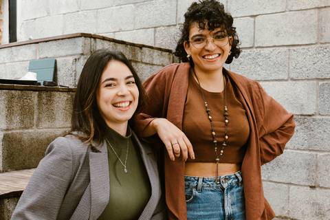 le e ni na escadaria da cafeteria ao lado de fora, ni sentada enquanto le em pé apoia o braço em ni'