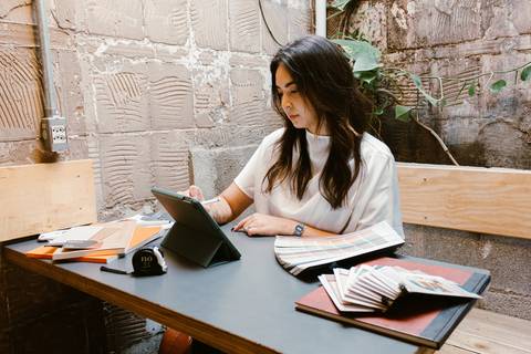 nicole trabalhando no tablet, concentrada'