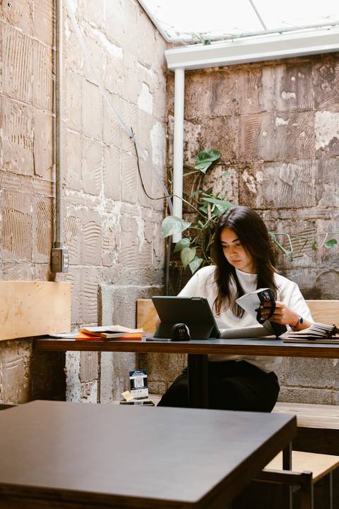 nicole trabalhando no tablet, concentrada mais distante em novo ângulo e enquadramento'