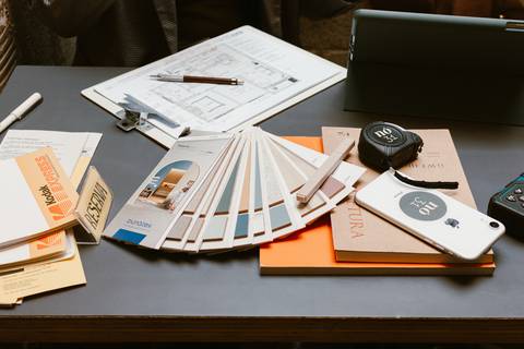 objetos e elementos que le e ni utilizam em seus trabalhos e marca pessoal'