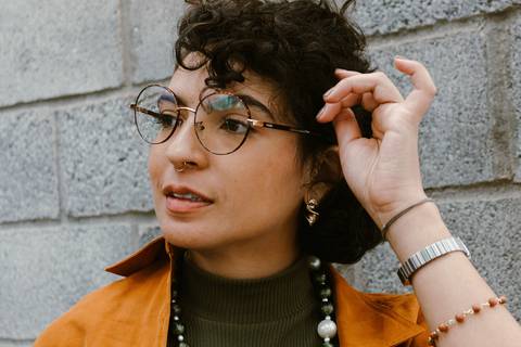 leticia passando a mão na lateral de seus cabelos negros'