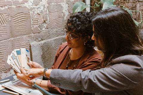 ni e le estudam e analisam paleta de cores para pinturas'