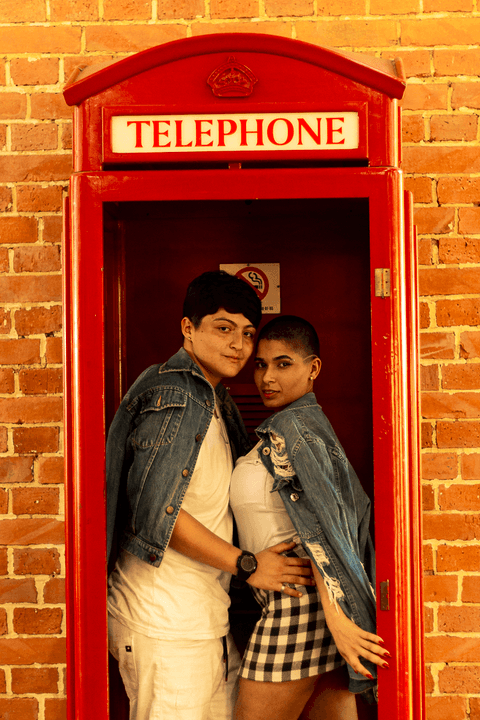 mika e le dentro da cabine de telefone'