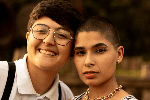 foto mais enquadrada em seus rostos, ambas olhando para mim'