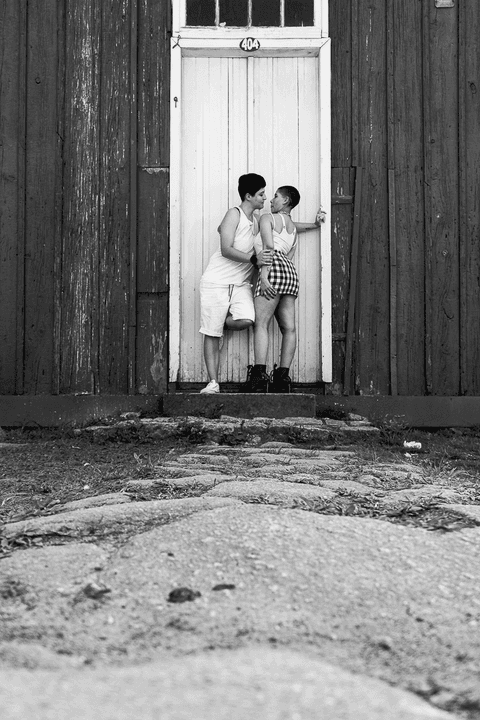 le e mika em frente a uma porta comprida'