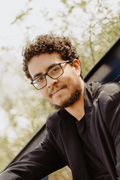 leo com o rosto mais enquadrado, mais sério'