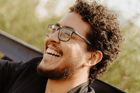 leo com o rosto mais enquadrado, sorrindo, olhando para a frente'