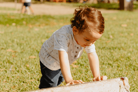 lorenzo fazendo suas descobertas no parque'