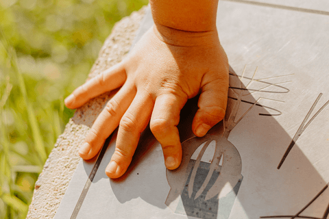 mãozinha do lorenzo em uma placa no parque do carmo'