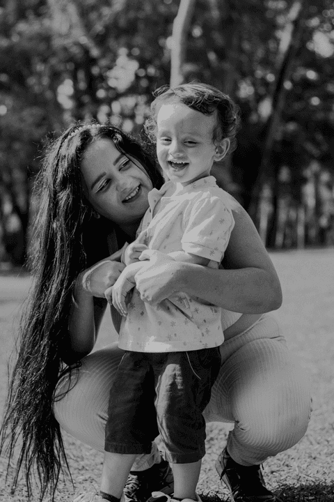 le e lolo agachados, brincando, lethicia por trás do lorenzo, foto em preto e branco'
