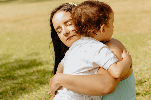 le e lolo se abraçam, le com os olhos fechados'
