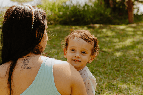 le de costas para a câmera, com a tatuagem mostrando em suas costas escrito