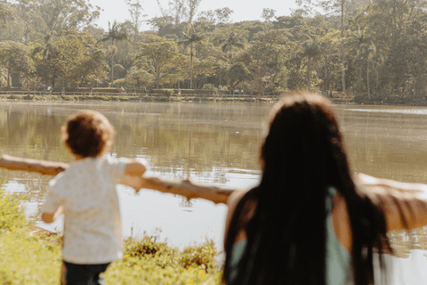 le e lolo em frente ao lago, le agachada ao lado de lorenzo'